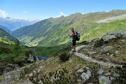 87 Oreste ci saluta scendendo in Valle Lunga (di Tartano)